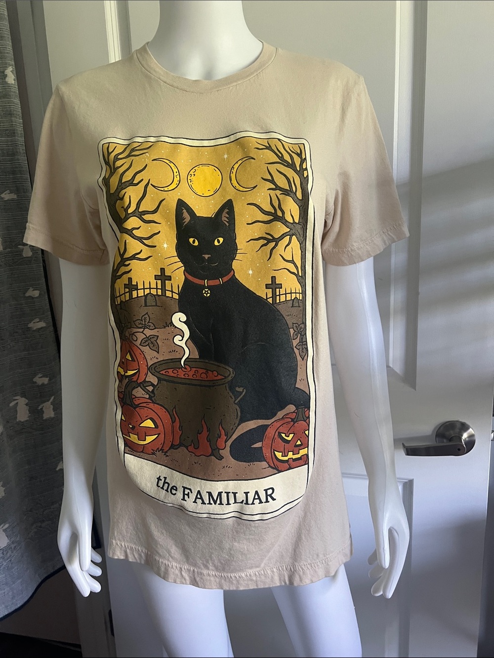 The Familiar Graphic Tee - Beige Halloween Cat Short Sleeve